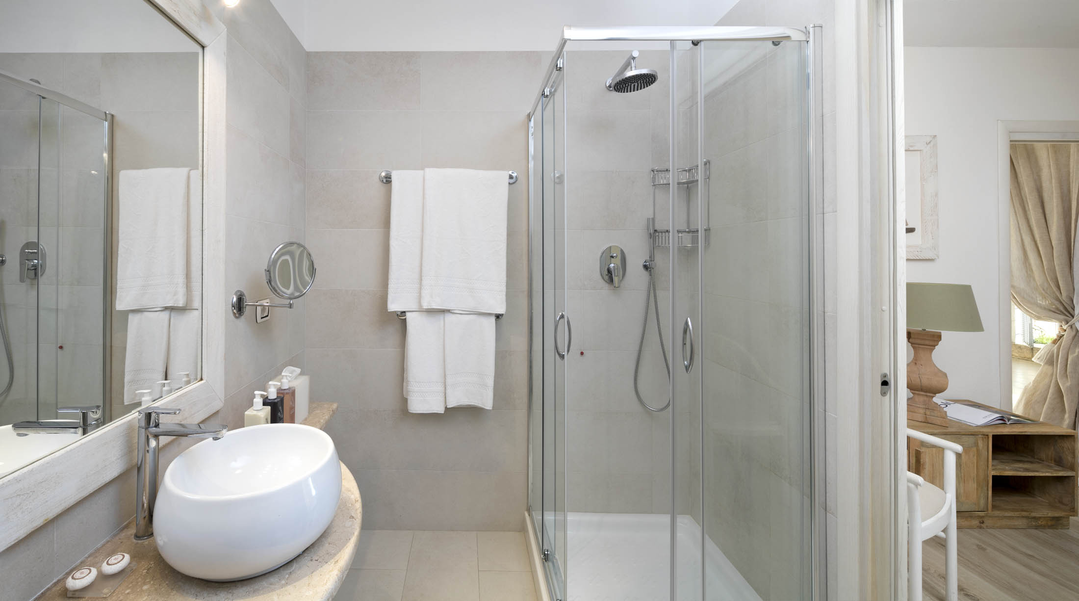 gabbiano-azzurro-hotel-suites-golfo-aranci-sardaigne-charming-suite-bathroom