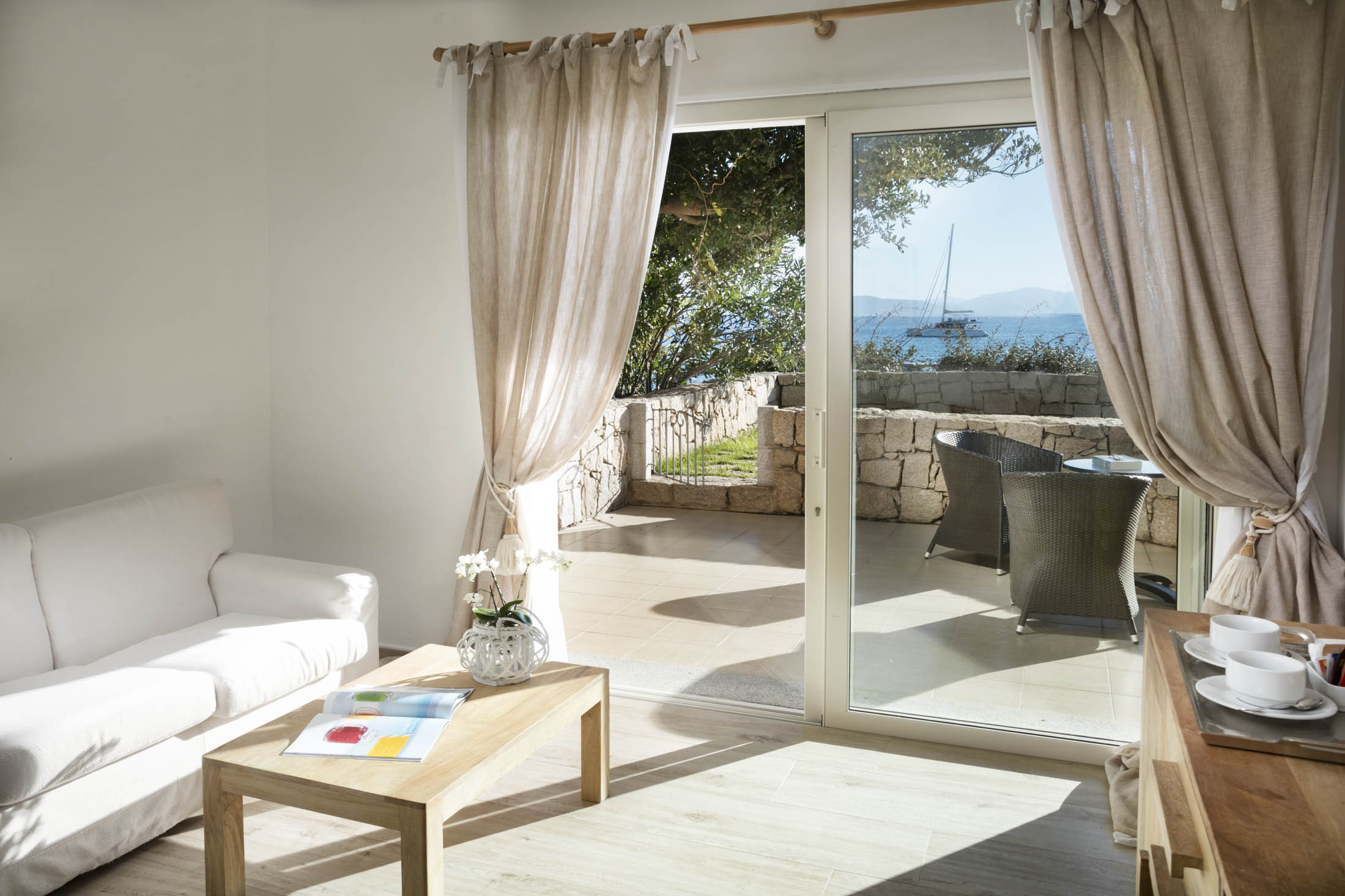 gabbiano-azzurro-hotel-suites-golfo-aranci-sardaigne-charming-suite-interior